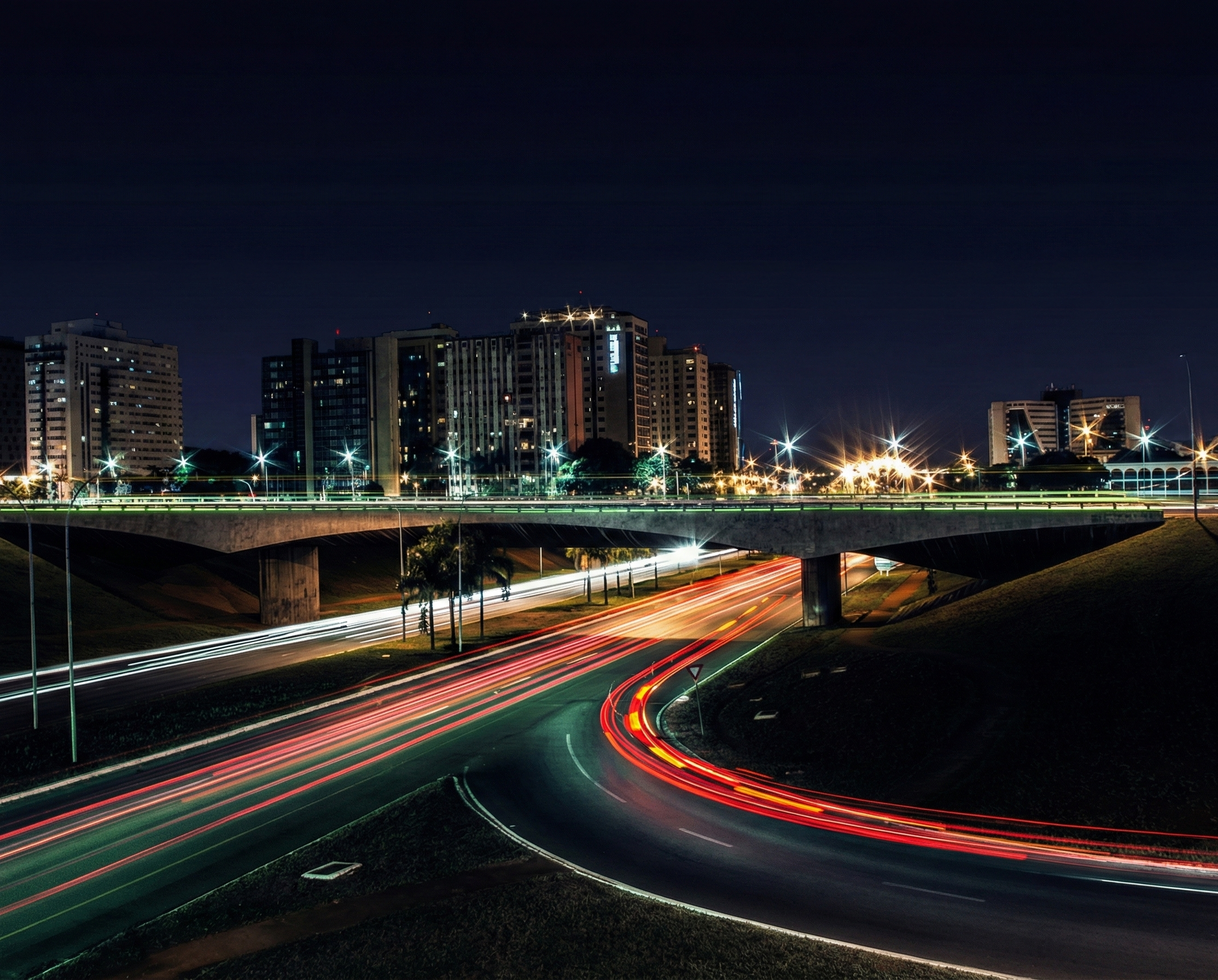 Arquitetura moderna de Brasília que inspira o conceito de mercado autônomo Just Go Market